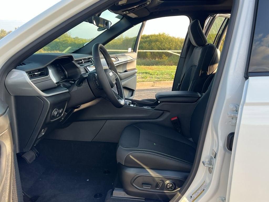 new 2025 Jeep Grand Cherokee car, priced at $38,830