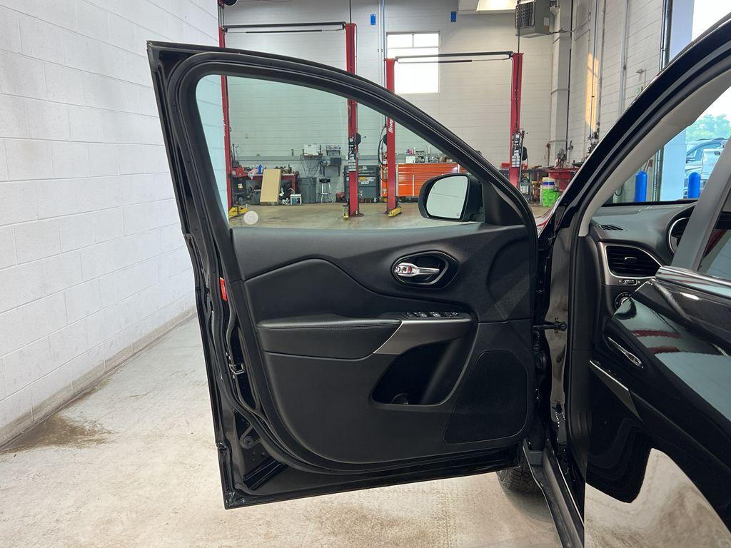 used 2022 Jeep Cherokee car, priced at $23,999