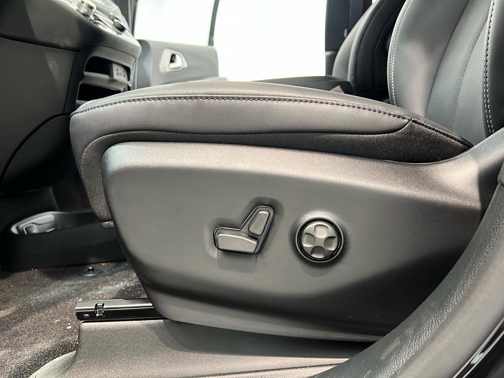 new 2025 Chrysler Pacifica Hybrid car, priced at $38,995