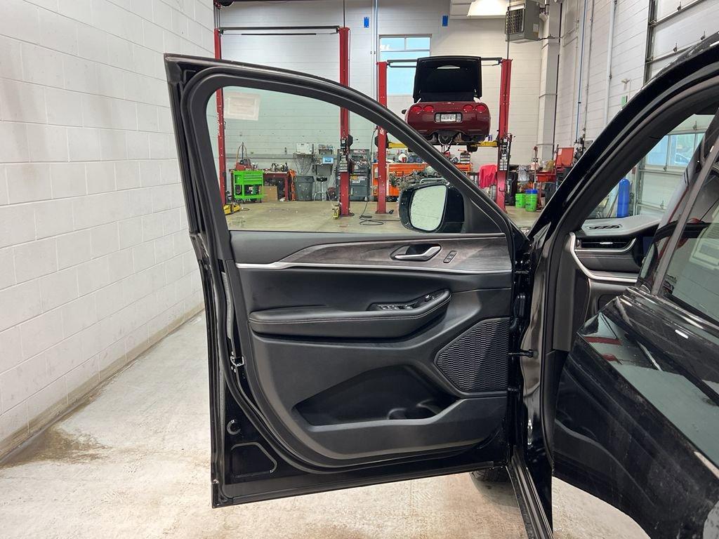 new 2025 Jeep Grand Cherokee car, priced at $49,925