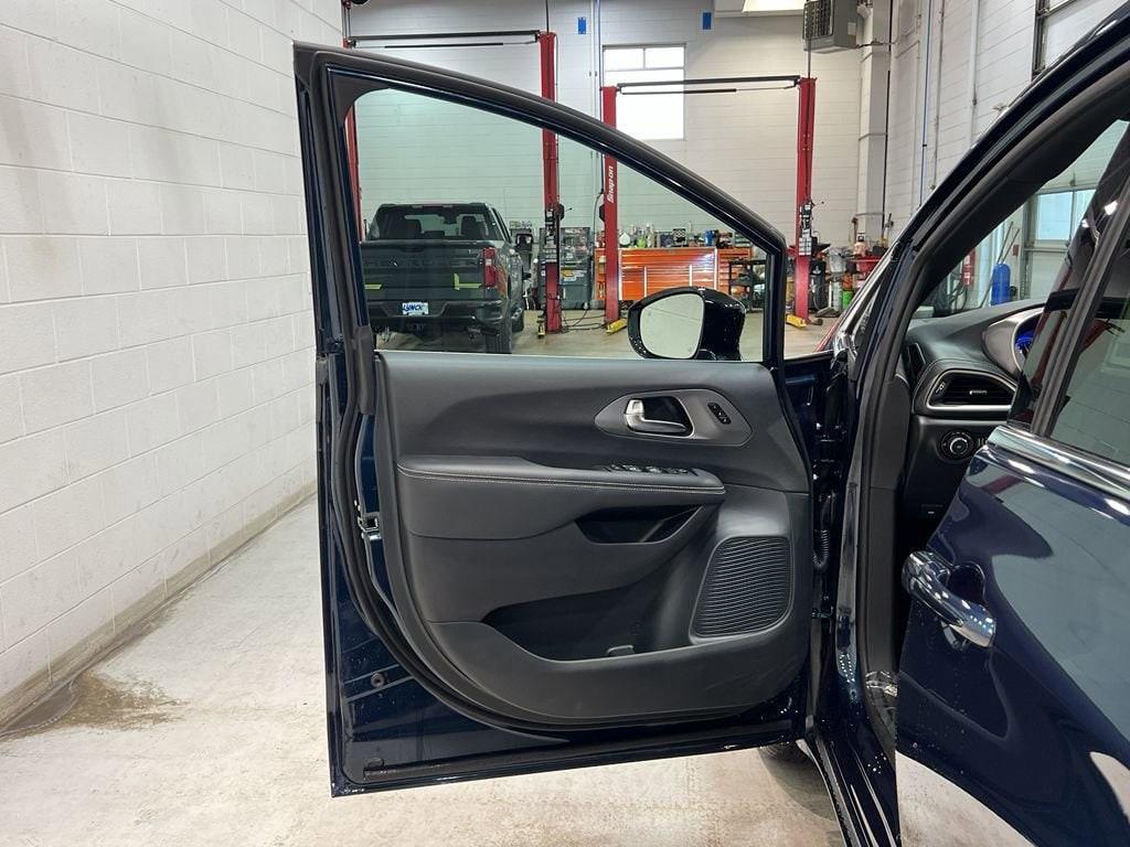 new 2025 Chrysler Pacifica car, priced at $46,438