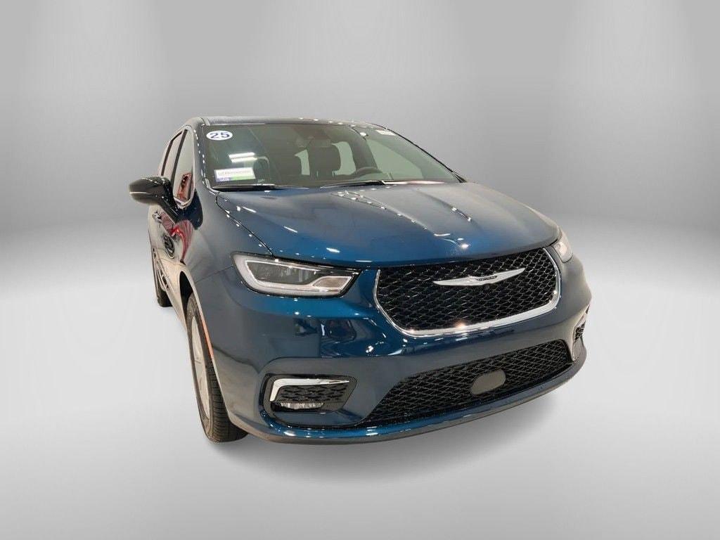 new 2025 Chrysler Pacifica car, priced at $46,438