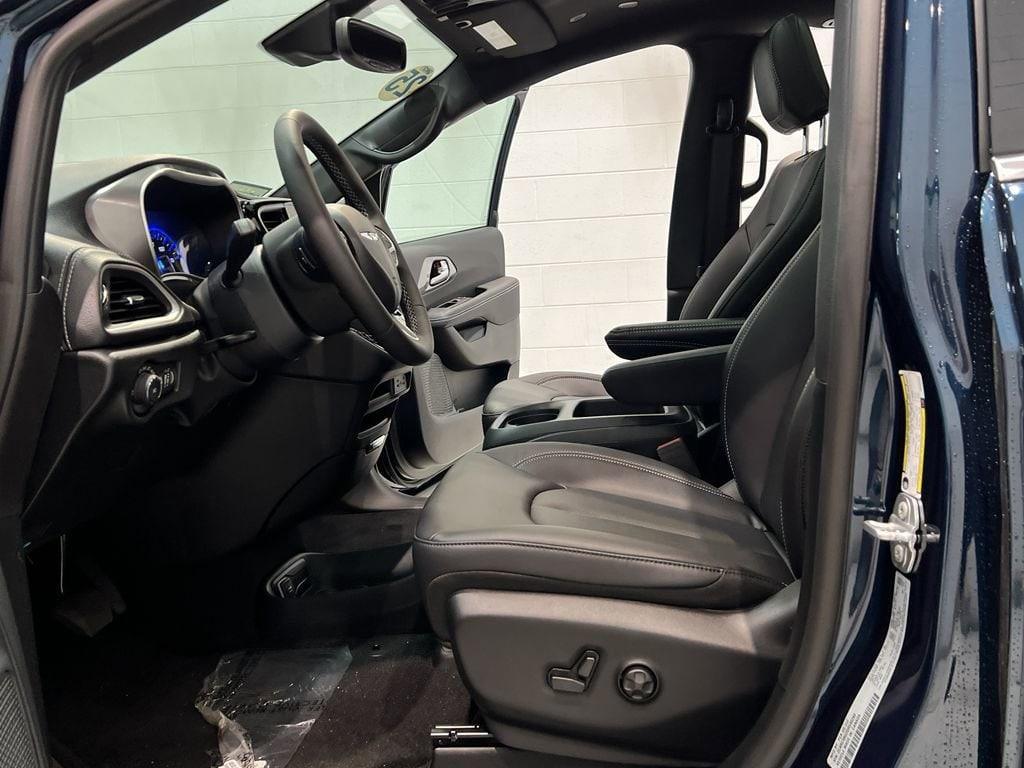 new 2025 Chrysler Pacifica car, priced at $46,438