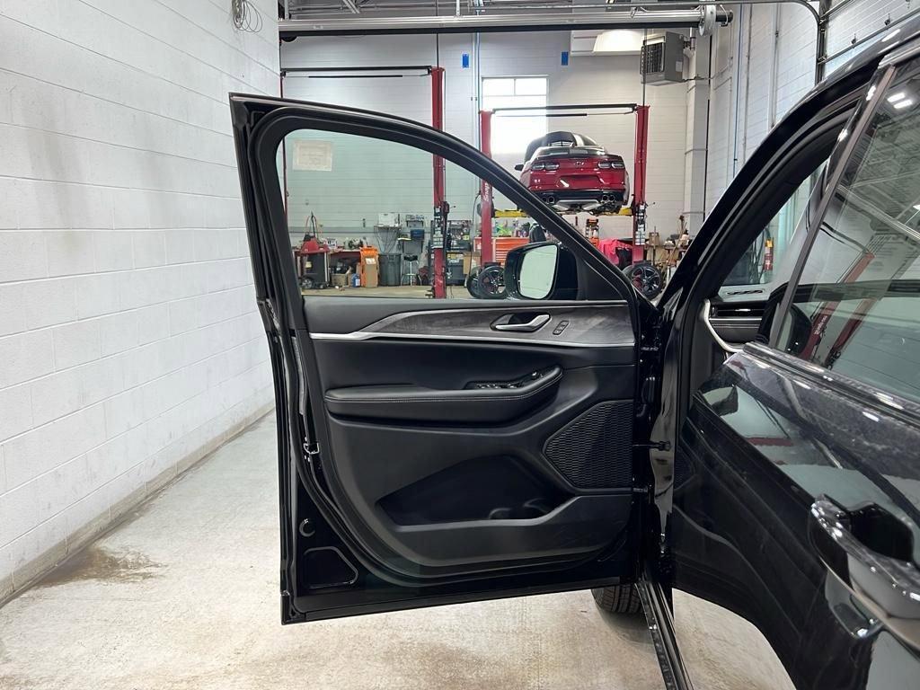 new 2025 Jeep Grand Cherokee car, priced at $50,106