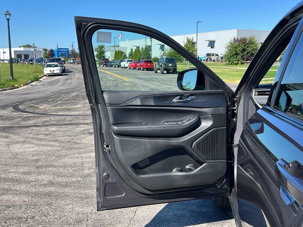 new 2025 Jeep Grand Cherokee car, priced at $43,650