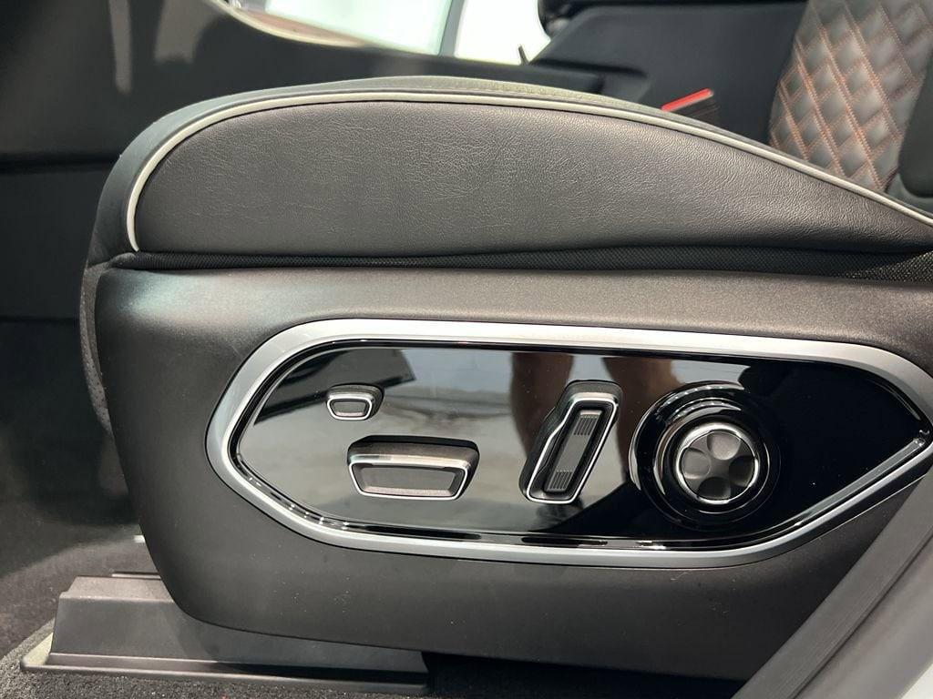 new 2025 Jeep Grand Cherokee car, priced at $60,875