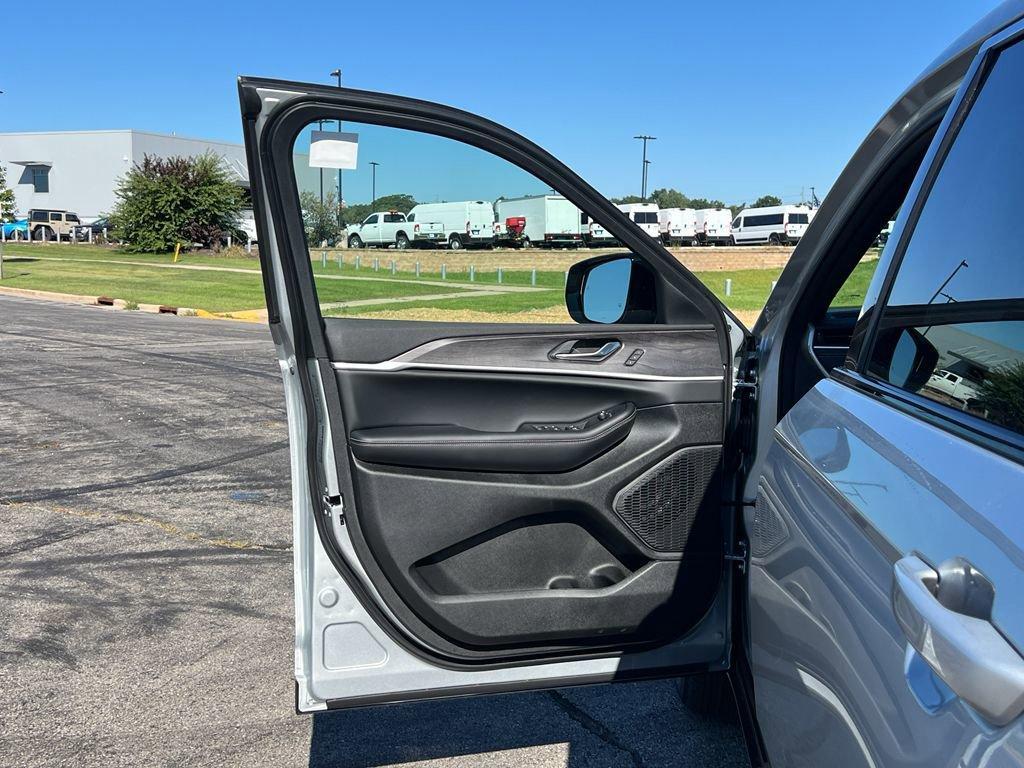 new 2025 Jeep Grand Cherokee L car, priced at $45,400