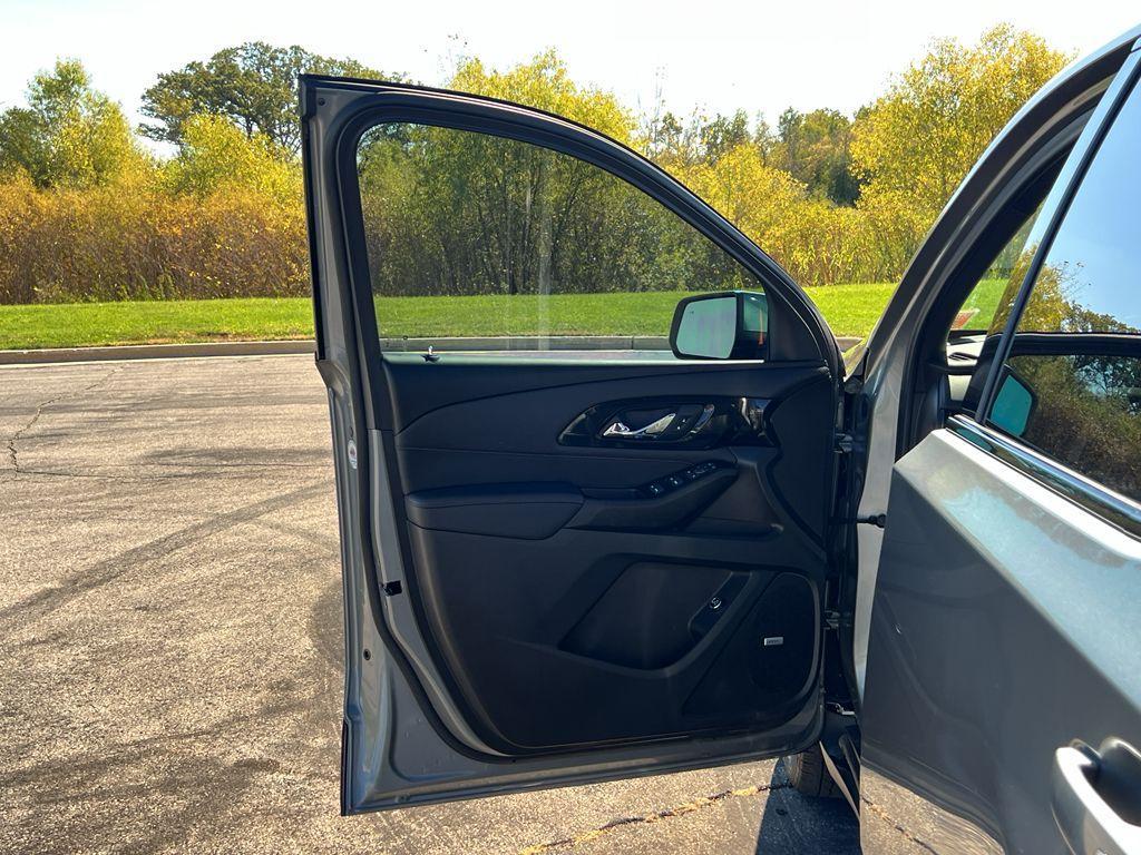 used 2023 Chevrolet Traverse car, priced at $40,595