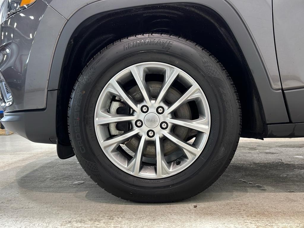 used 2021 Jeep Cherokee car, priced at $25,989