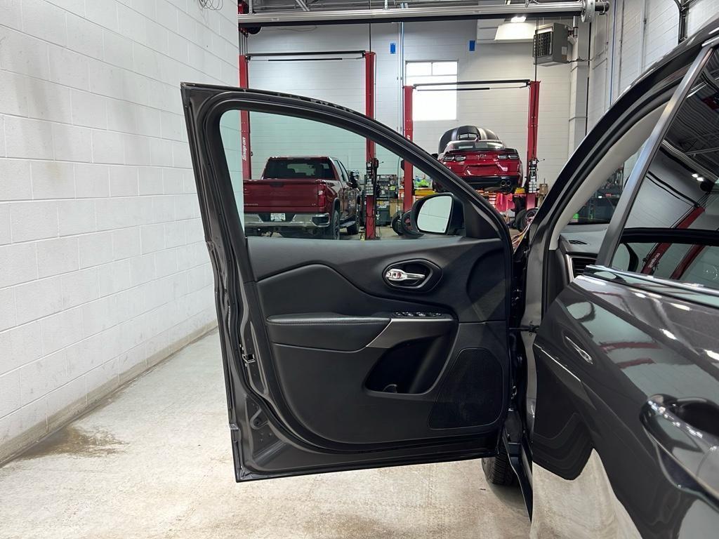 used 2021 Jeep Cherokee car, priced at $25,989