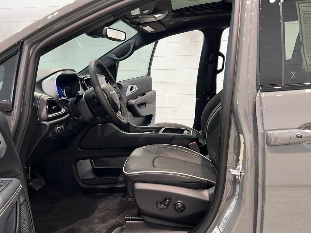 new 2025 Chrysler Pacifica Hybrid car, priced at $44,995
