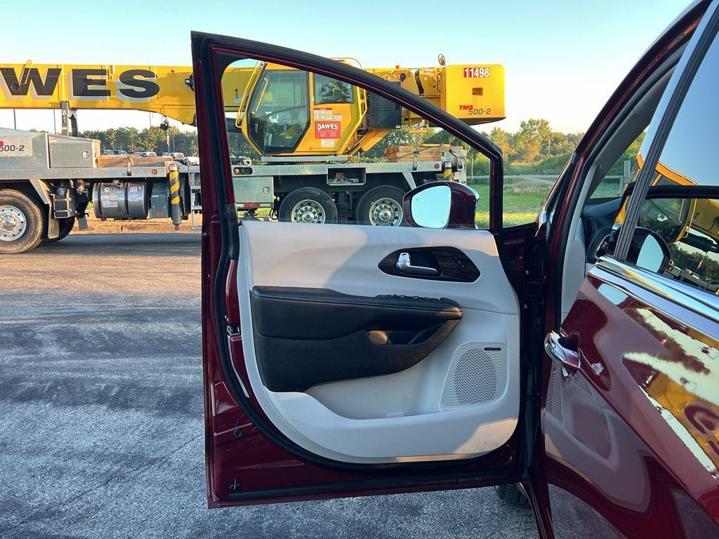 used 2021 Chrysler Pacifica car, priced at $34,499