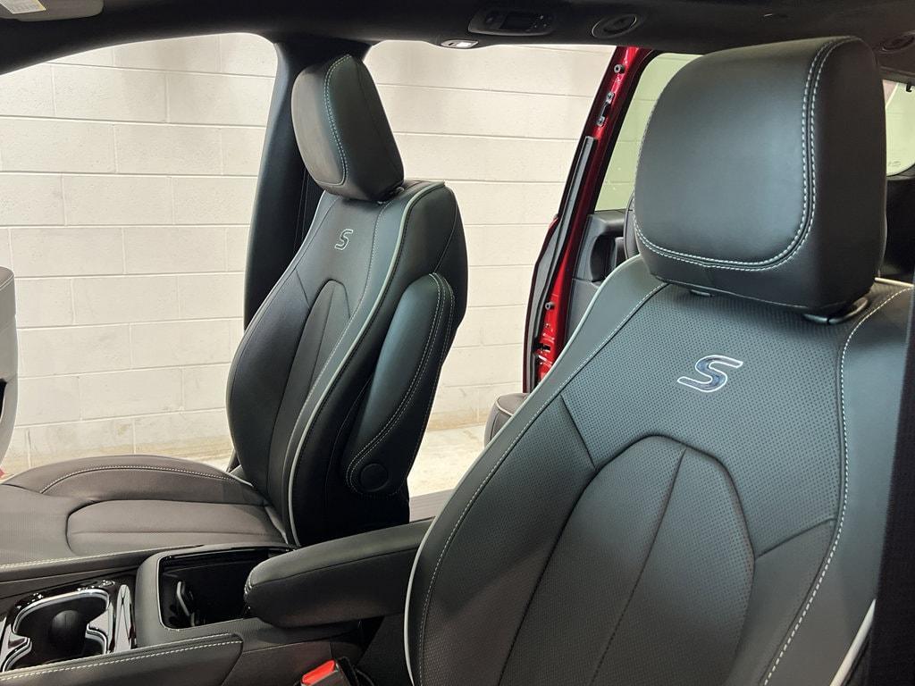 new 2025 Chrysler Pacifica car, priced at $53,330