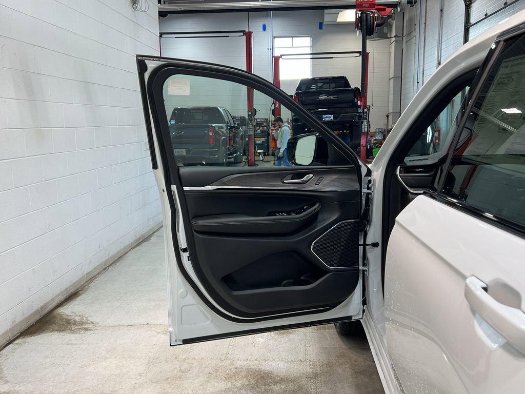 new 2025 Jeep Grand Cherokee car, priced at $55,999