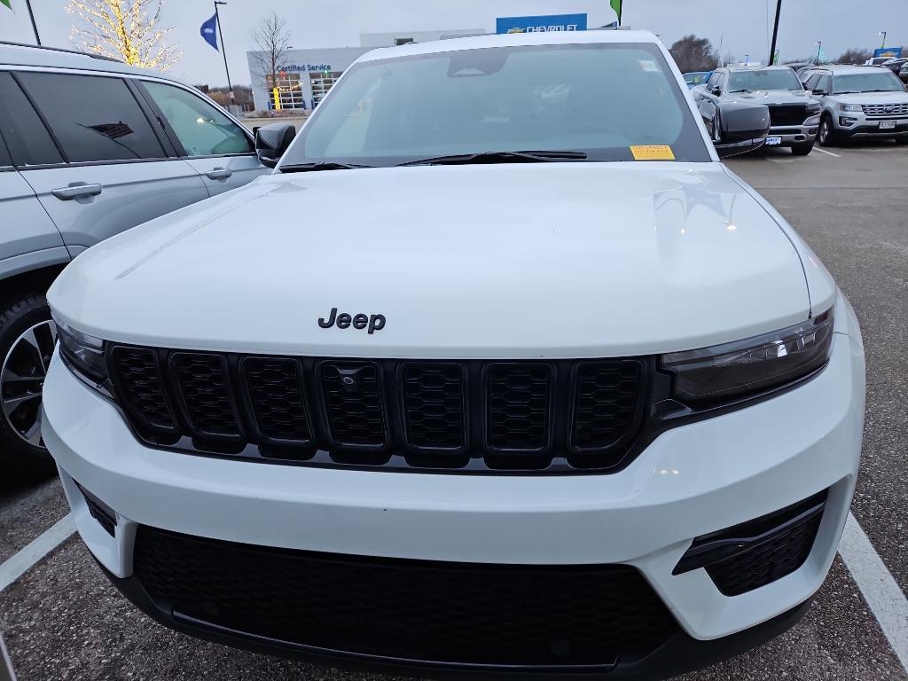 used 2024 Jeep Grand Cherokee car, priced at $38,995