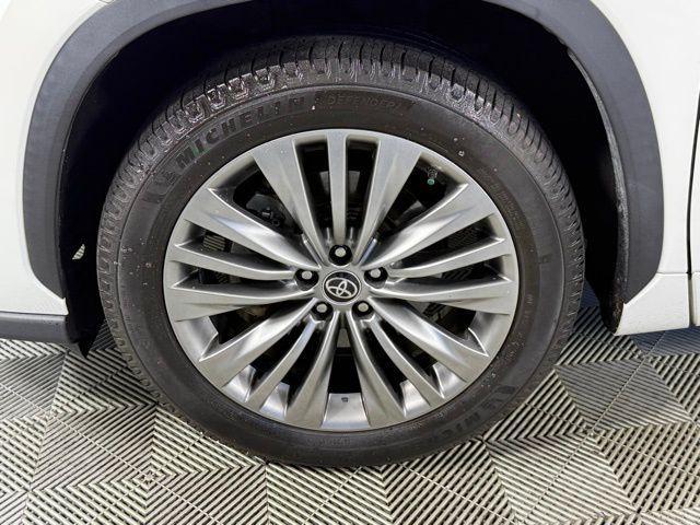 used 2021 Toyota Highlander car, priced at $35,999