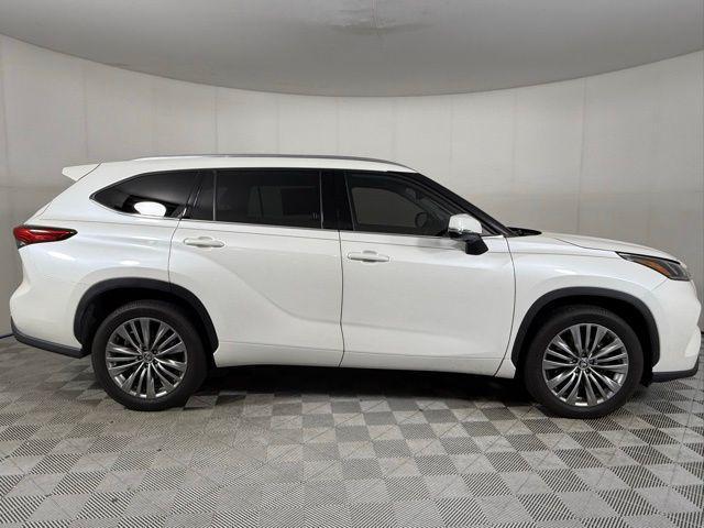 used 2021 Toyota Highlander car, priced at $35,999