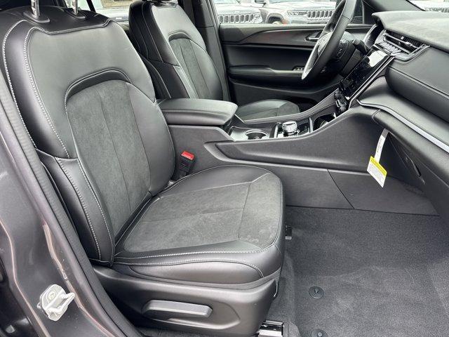 new 2025 Jeep Grand Cherokee car, priced at $40,230