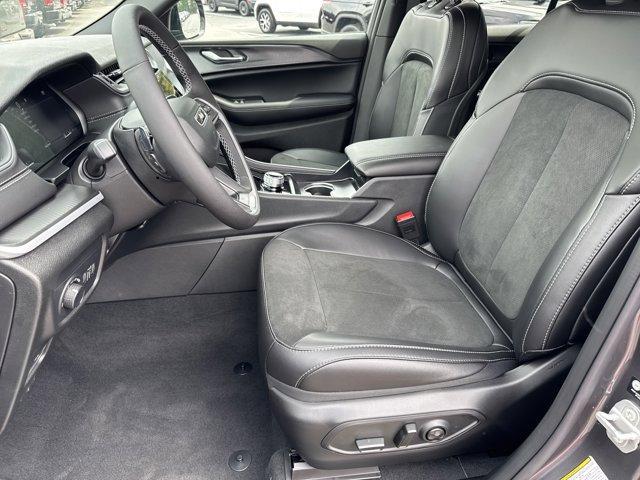 new 2025 Jeep Grand Cherokee car, priced at $40,230
