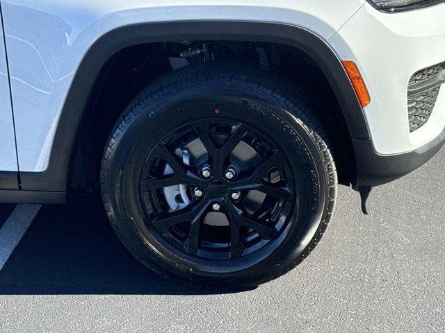 new 2025 Jeep Grand Cherokee car, priced at $40,185