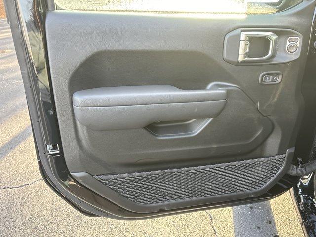 new 2025 Jeep Wrangler car, priced at $47,921