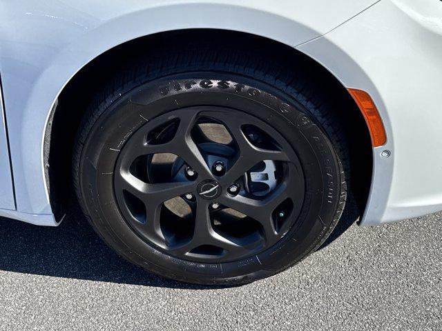 used 2021 Chrysler Pacifica Hybrid car, priced at $25,529