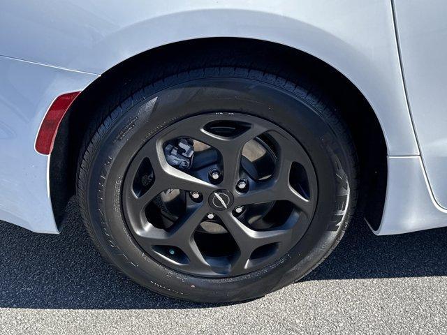 used 2021 Chrysler Pacifica Hybrid car, priced at $25,529