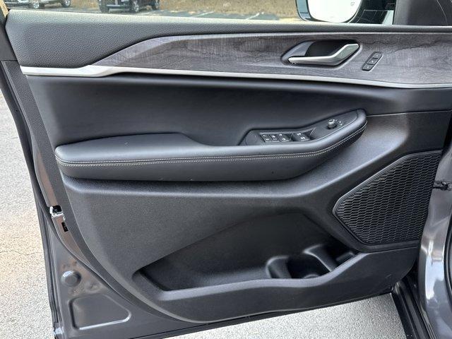 new 2025 Jeep Grand Cherokee car, priced at $43,084