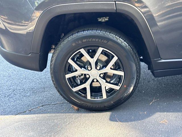 new 2025 Jeep Grand Cherokee car, priced at $40,765