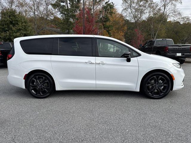 new 2026 Chrysler Pacifica car, priced at $41,662
