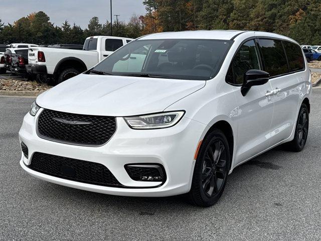 new 2026 Chrysler Pacifica car, priced at $41,662