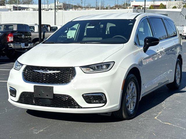 new 2025 Chrysler Pacifica car, priced at $39,425