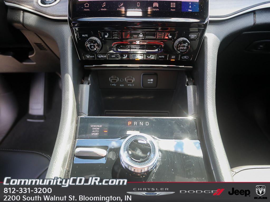 new 2025 Jeep Grand Cherokee car, priced at $46,000