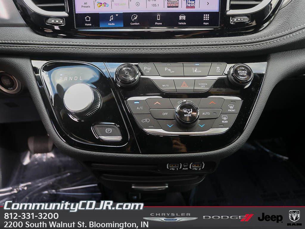 new 2025 Chrysler Pacifica Hybrid car, priced at $47,364