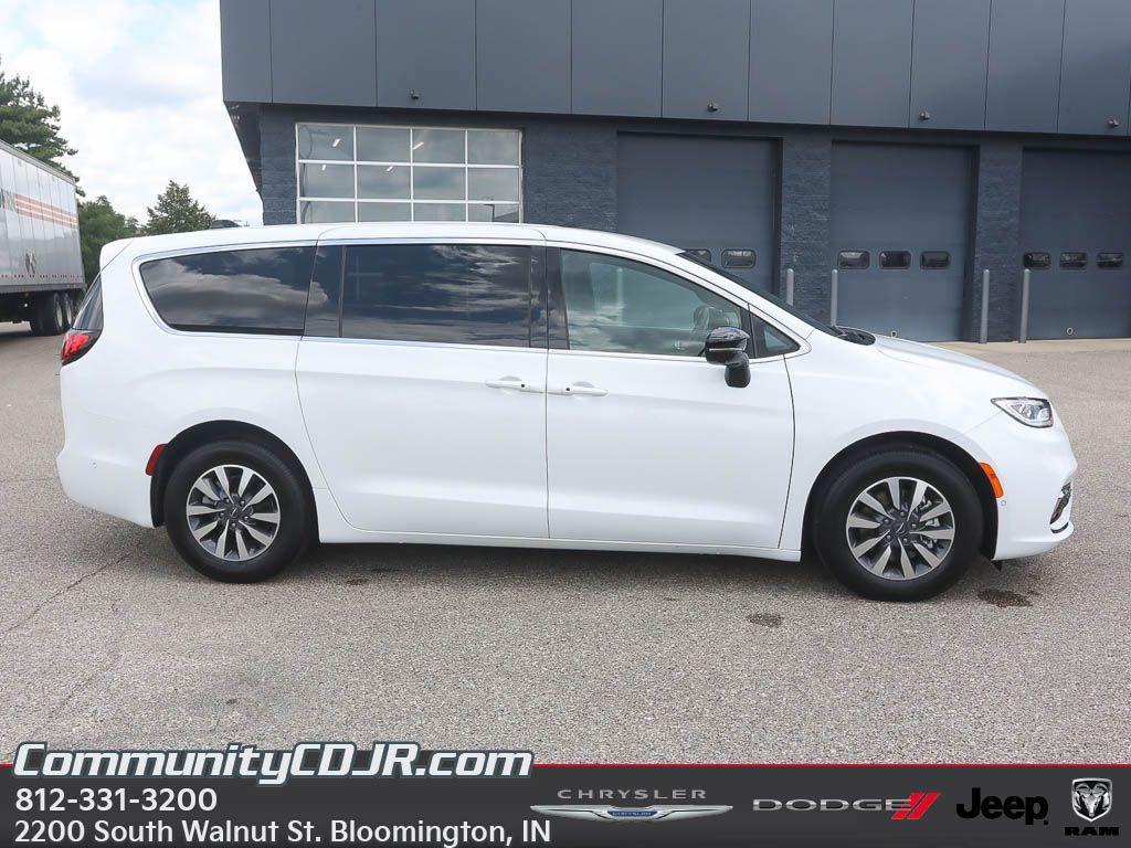 new 2025 Chrysler Pacifica Hybrid car, priced at $47,364