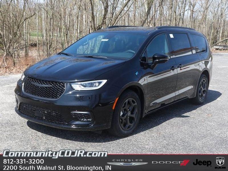 new 2025 Chrysler Pacifica Hybrid car, priced at $56,190