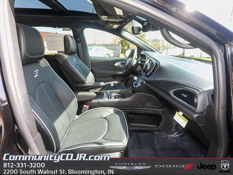 new 2025 Chrysler Pacifica Hybrid car, priced at $56,190