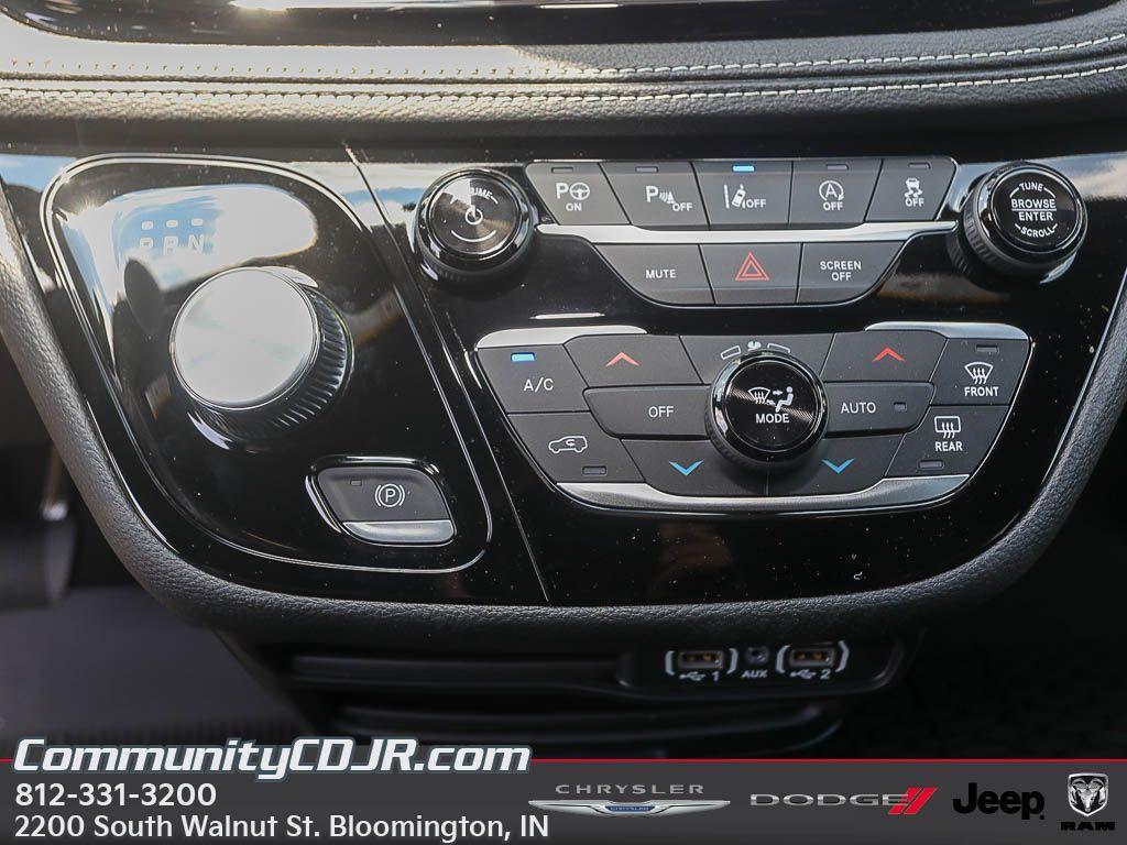new 2025 Chrysler Pacifica car, priced at $43,922