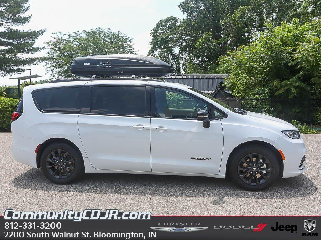 new 2025 Chrysler Pacifica car, priced at $43,922