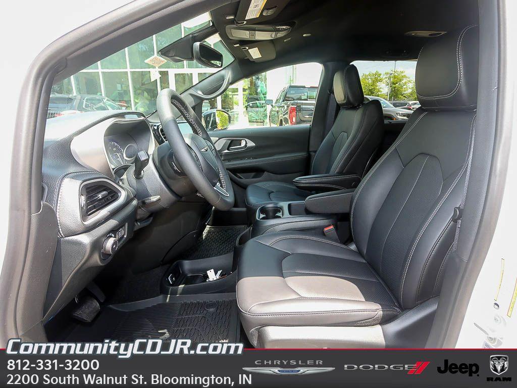 new 2025 Chrysler Pacifica car, priced at $43,922