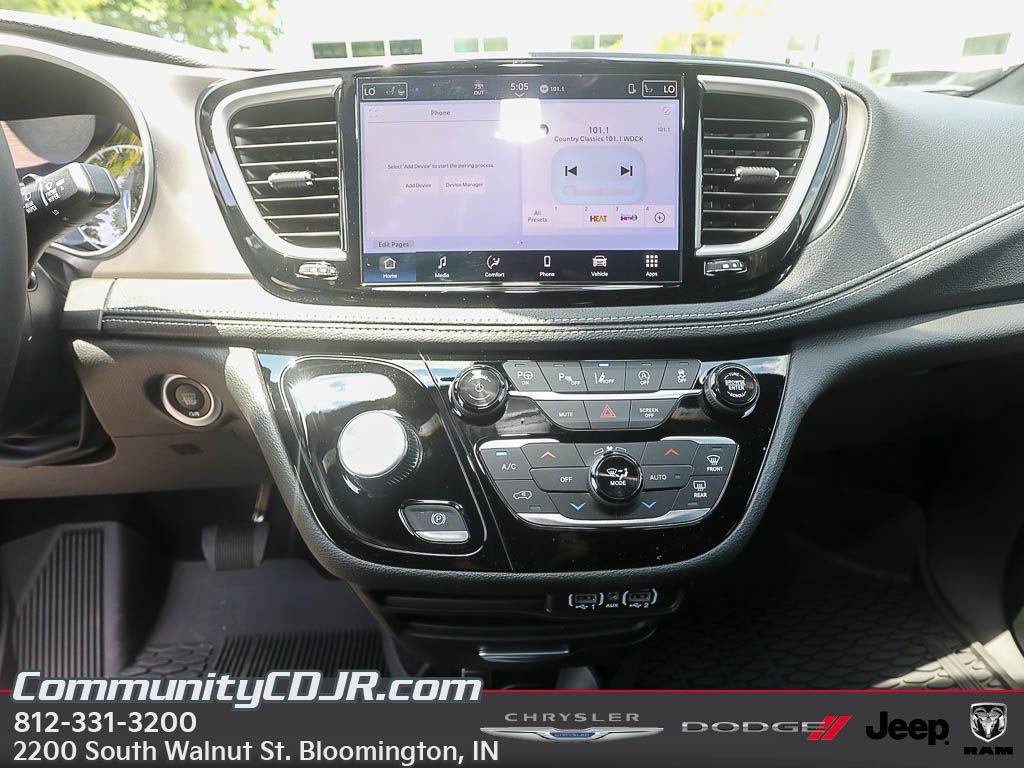 new 2025 Chrysler Pacifica car, priced at $43,922