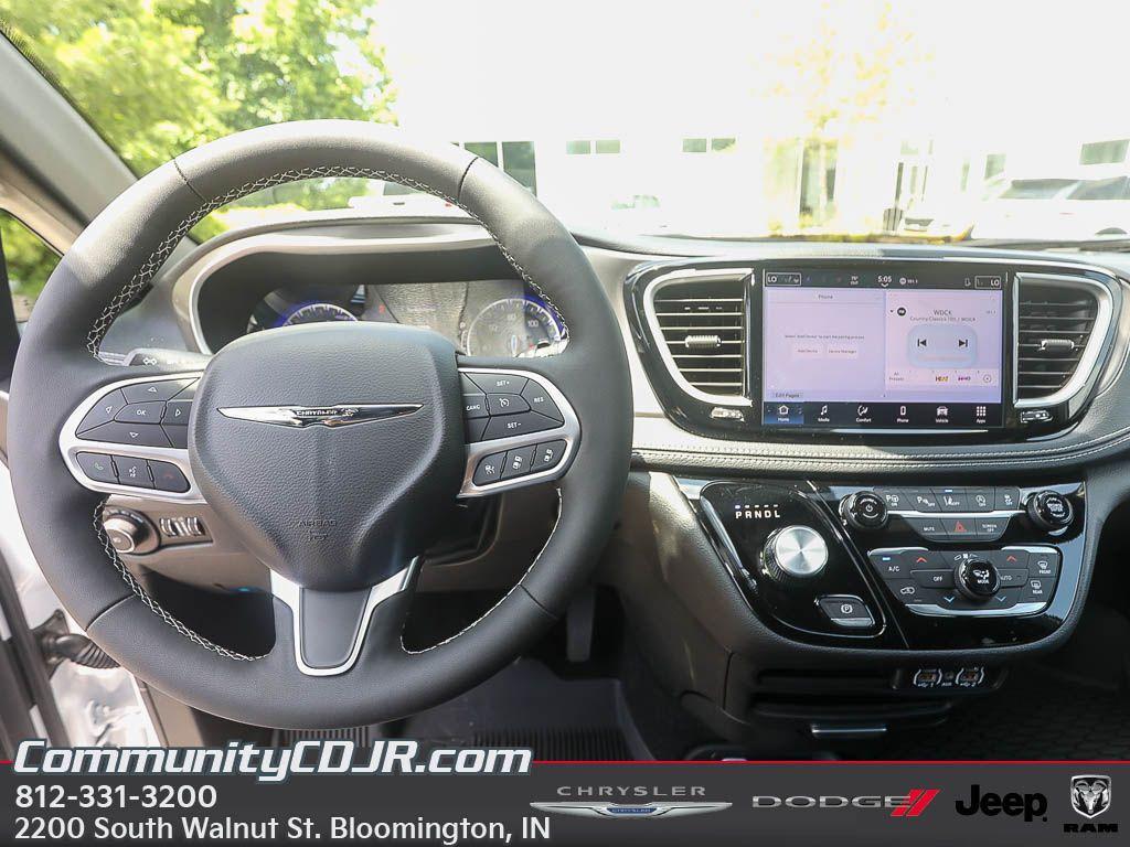 new 2025 Chrysler Pacifica car, priced at $43,922
