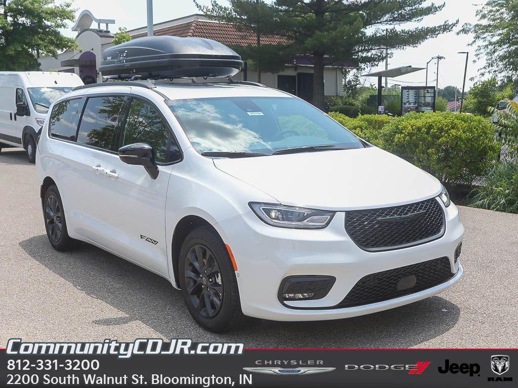 new 2025 Chrysler Pacifica car, priced at $43,922