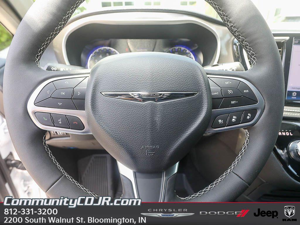 new 2025 Chrysler Pacifica car, priced at $43,922