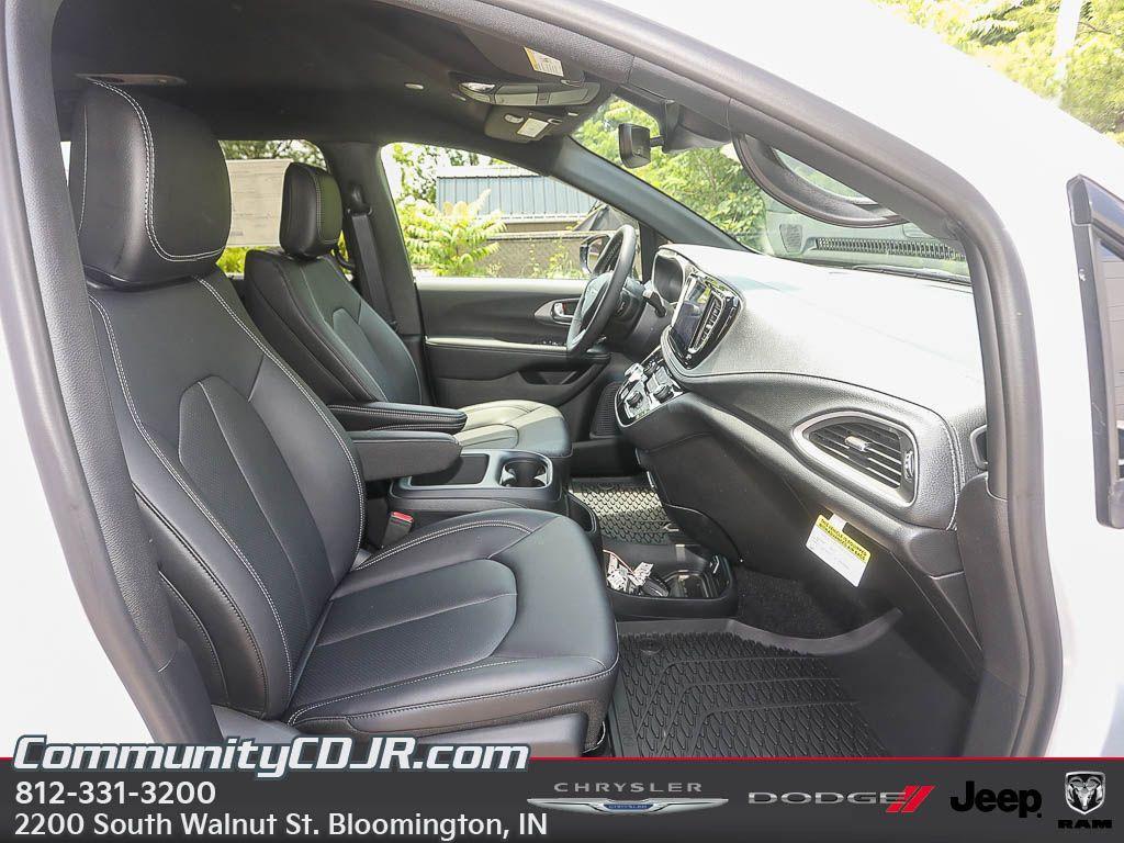new 2025 Chrysler Pacifica car, priced at $43,922