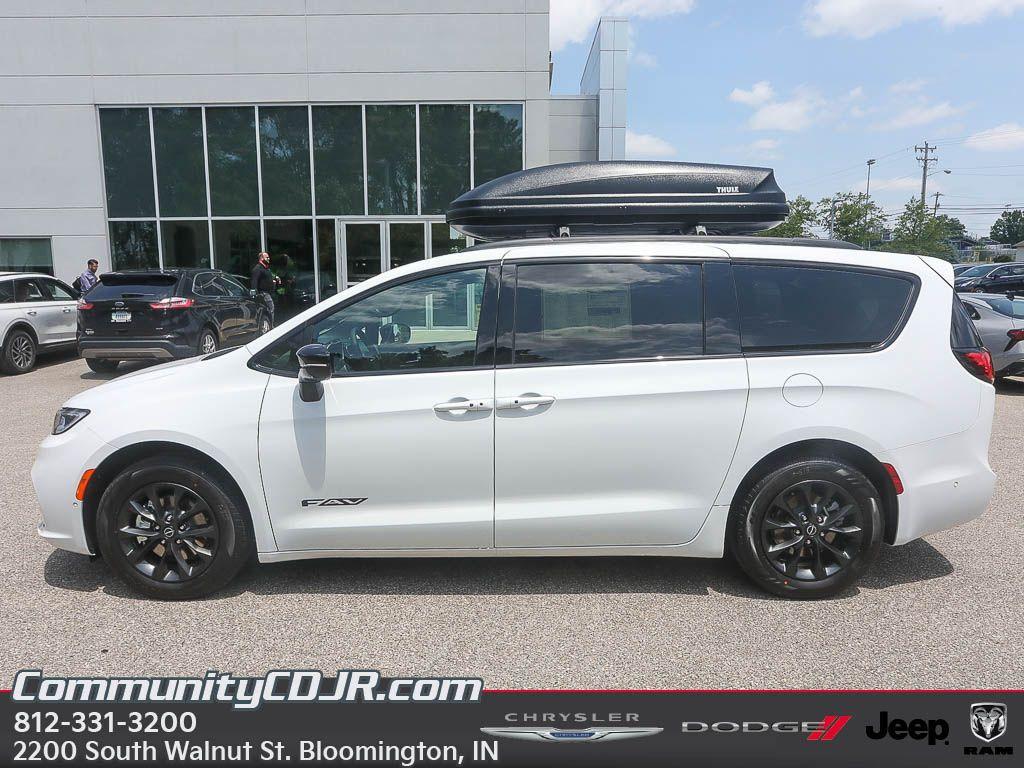 new 2025 Chrysler Pacifica car, priced at $43,922