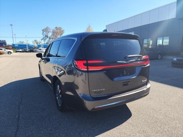 used 2022 Chrysler Pacifica Hybrid car, priced at $32,000