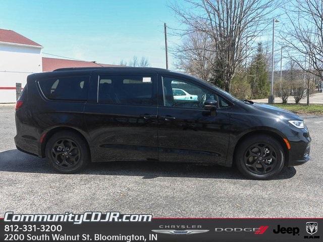 new 2025 Chrysler Pacifica Hybrid car, priced at $60,556