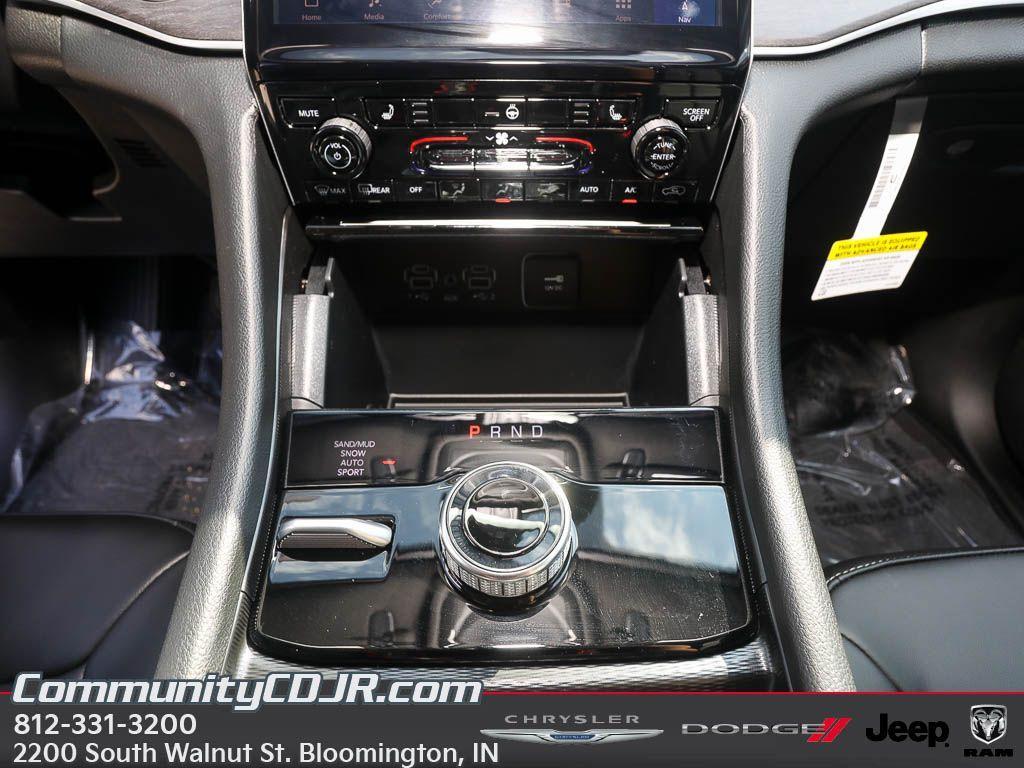 new 2025 Jeep Grand Cherokee car, priced at $48,389