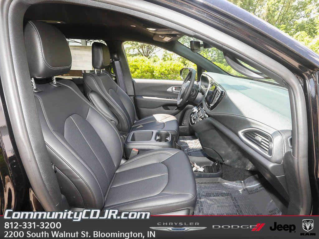 new 2025 Chrysler Pacifica car, priced at $44,048